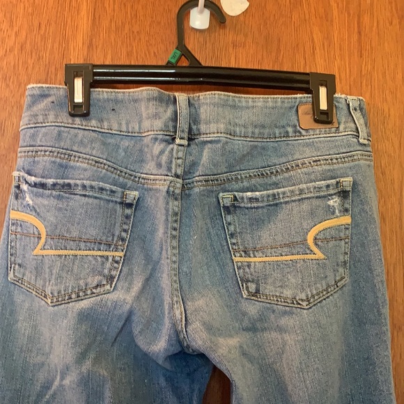 Light wash, slightly distressed jeans - Picture 3 of 5